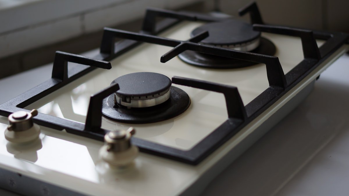 A clean gas stovetop with burners in a home kitchen