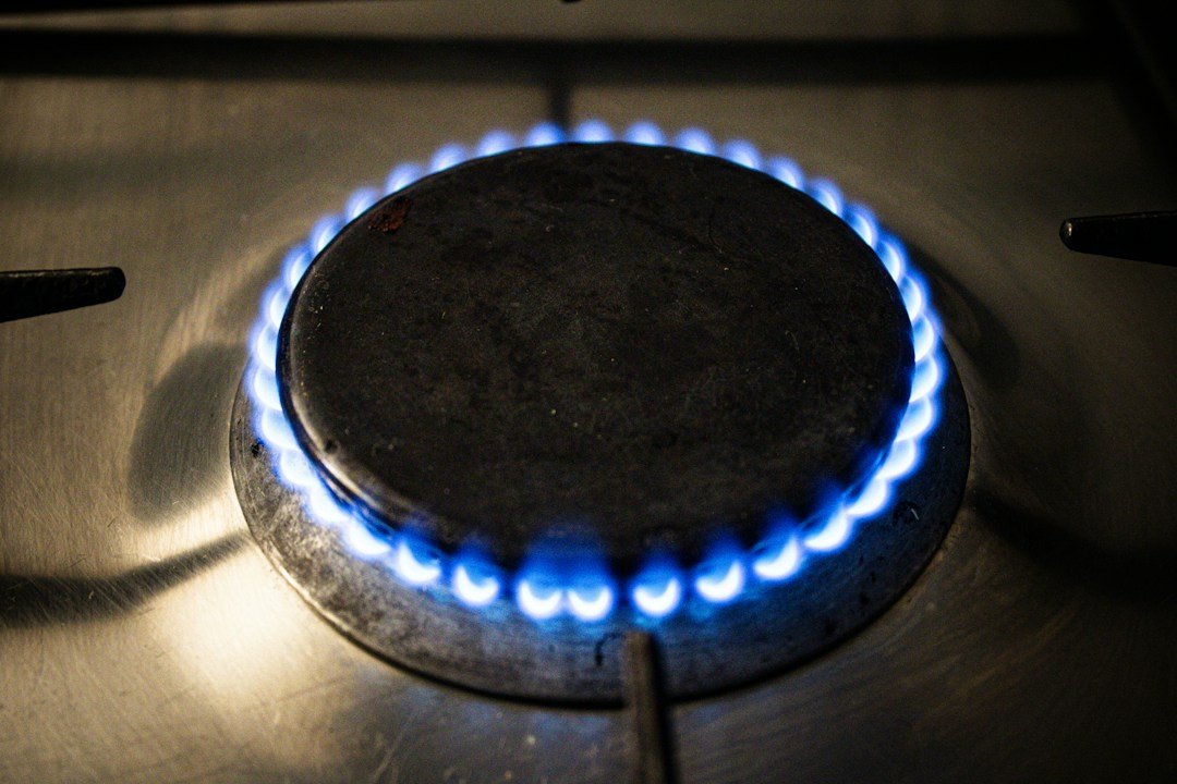Gas stove burner with a steady blue flame